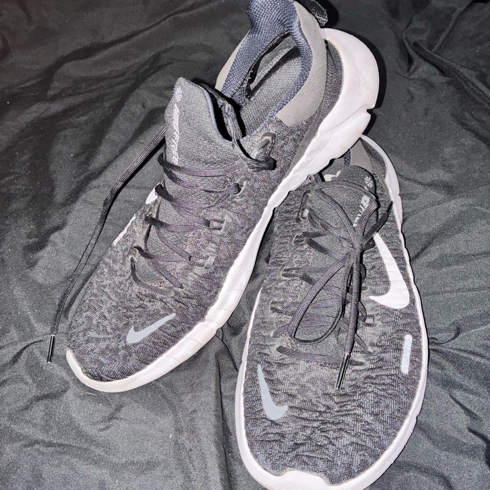 Nike Men's Black and White Athletic Shoes - Picture 5 of 6